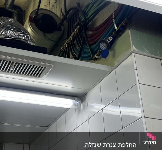 מרכזיית צנרת מים עם צינורות פקס ומד מים מעל התקרה